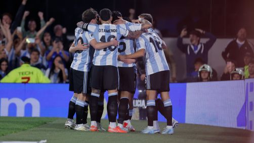 Jogadores da Argentina comemoram gol sobre o Brasil