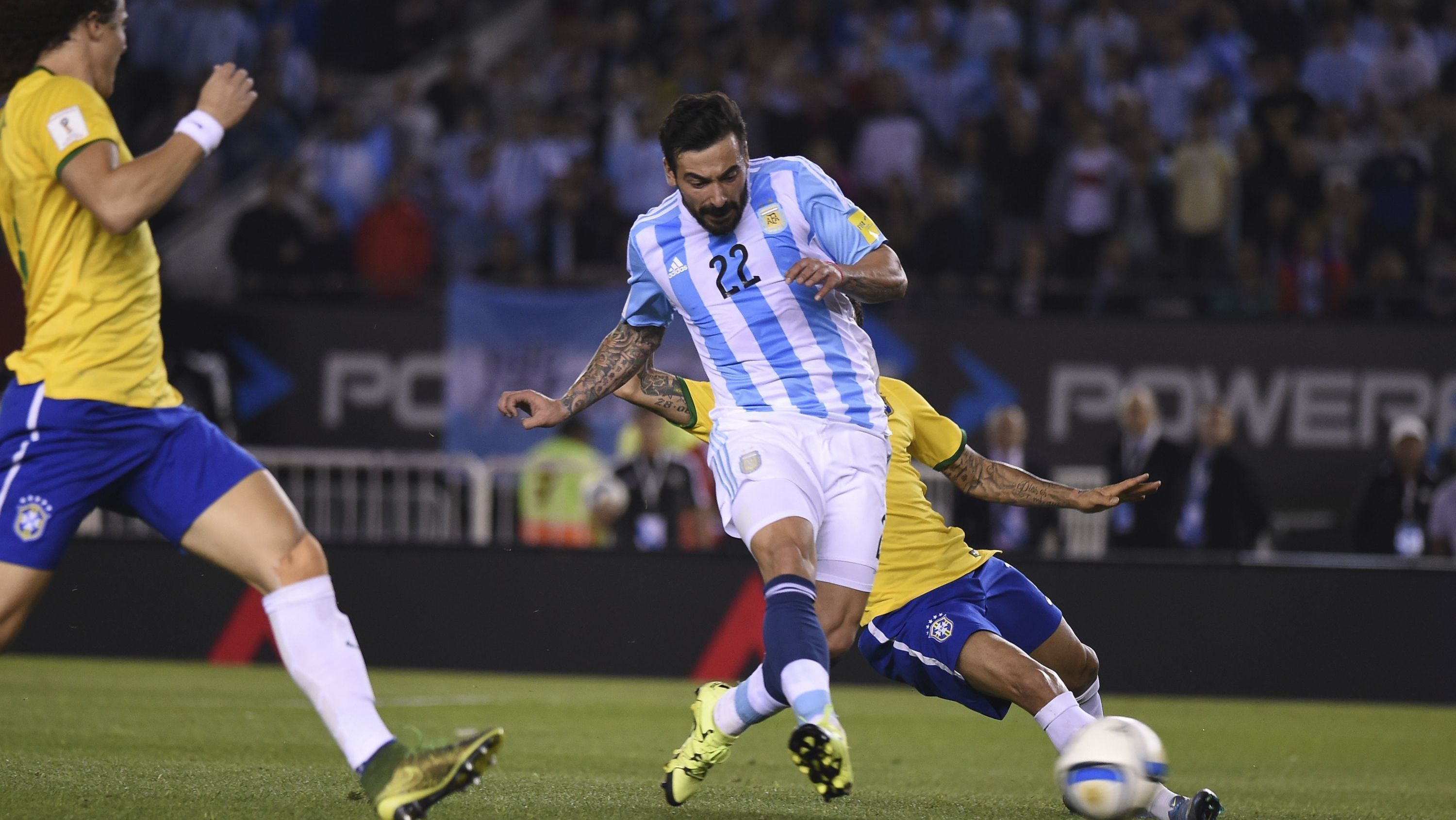 Lavezzi chutando bola em direção ao gol do Brasil em 2015