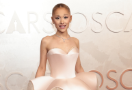 Ariana Grande surpreende com vestido Schiaparelli de cetim e tule
