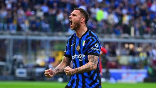 Arnautovic comemora gol na vitória da Inter sobre a Udinese