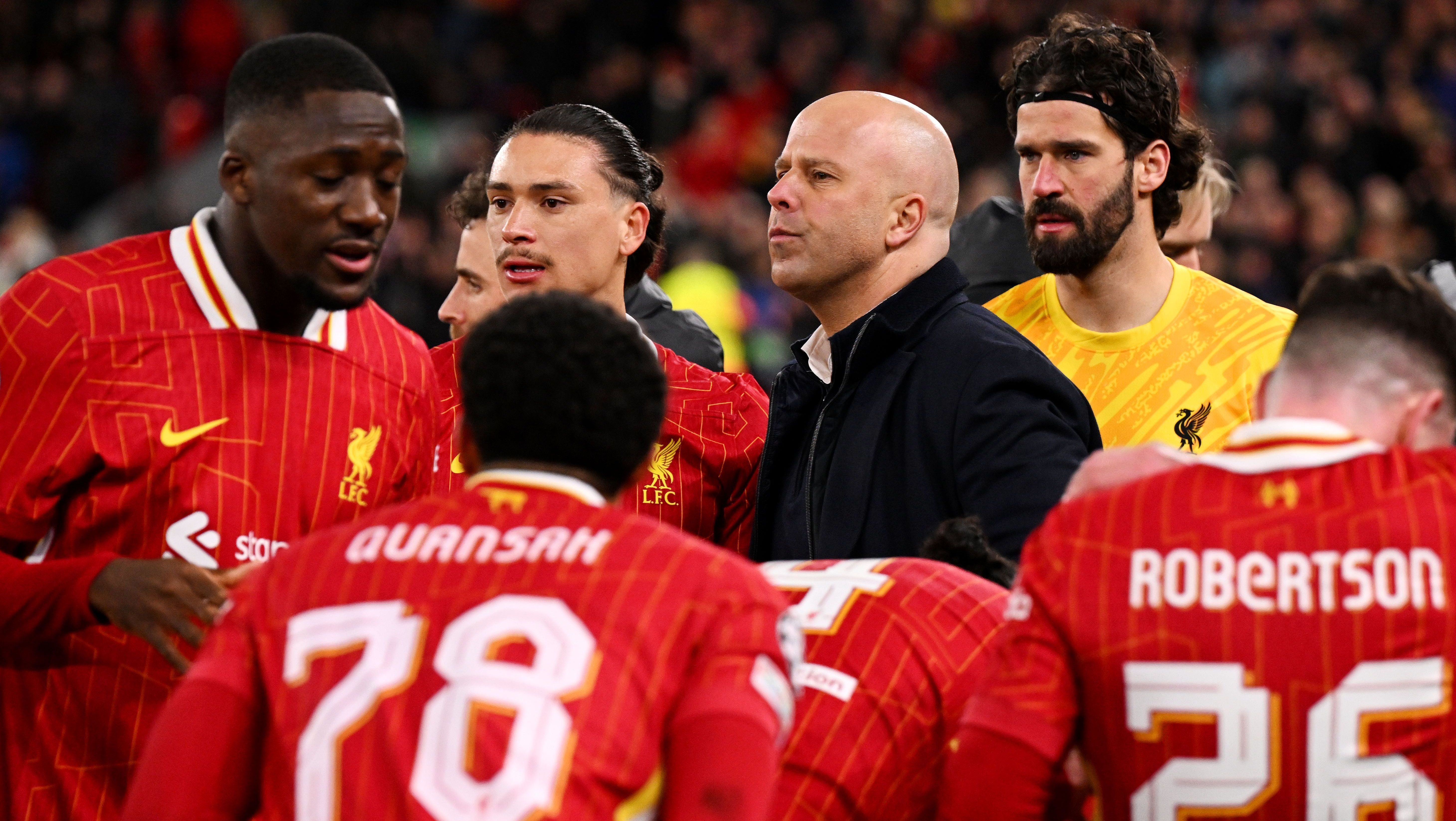 Arne Slot reúne os jogadores durante o duelo contra o PSG, pela Champions
