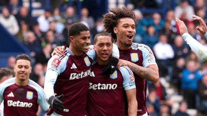 Rashford comemora um dos gols do Aston Villa na vitória sobre o Preston