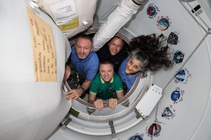 Membros da SpaceX Crew-9 da Nasa posam juntos para um retrato dentro da Estação Espacial Internacional (ISS) com a tripulação d nave da SpaceX Dragon; da esquerda para a direita, estão os astronautas da Nasa Butch Wilmore, Nick Hague e Suni Williams, e o cosmonauta da Roscosmos Aleksandr Gorbunov