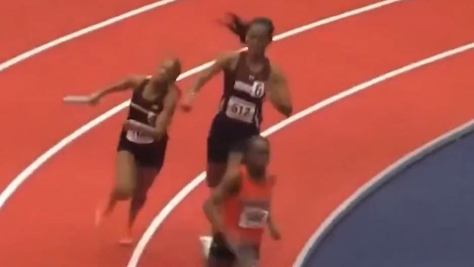 Corredora é atingida na cabeça com bastão em prova de atletismo