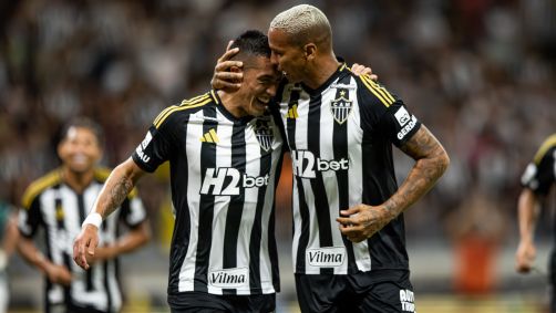 Cuello e Deyverson comemoram o quarto gol do Atlético-MG sobre o Manaus pela Copa do Brasil