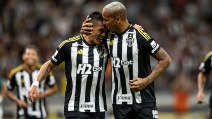 Cuello e Deyverson comemoram o quarto gol do Atlético-MG sobre o Manaus pela Copa do Brasil
