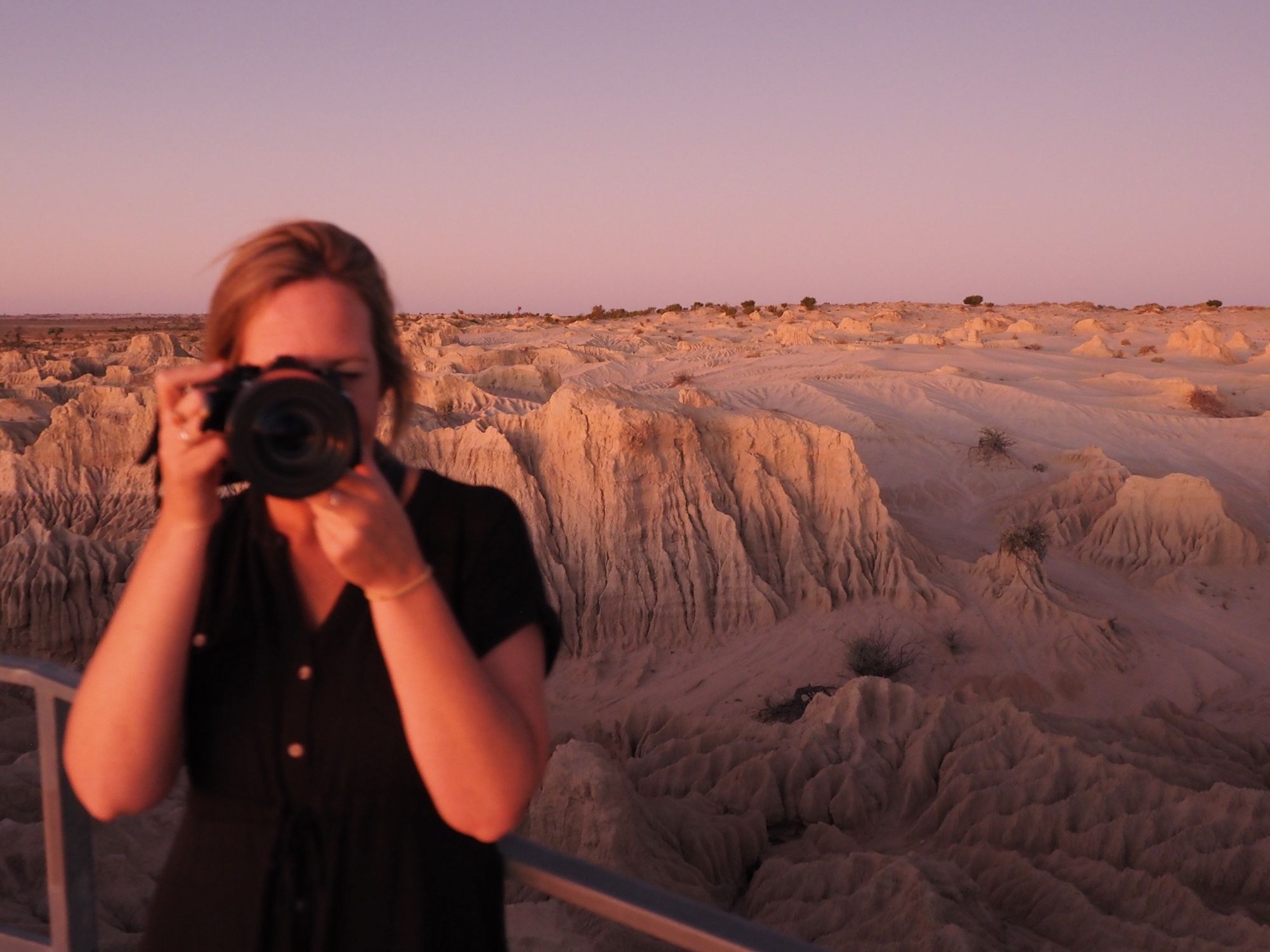 Lisa Michele Burns no Parque Nacional Mungo, em Nova Gales do Sul, capturando formações geológicas ao nascer do sol • Lisa Michele Burns