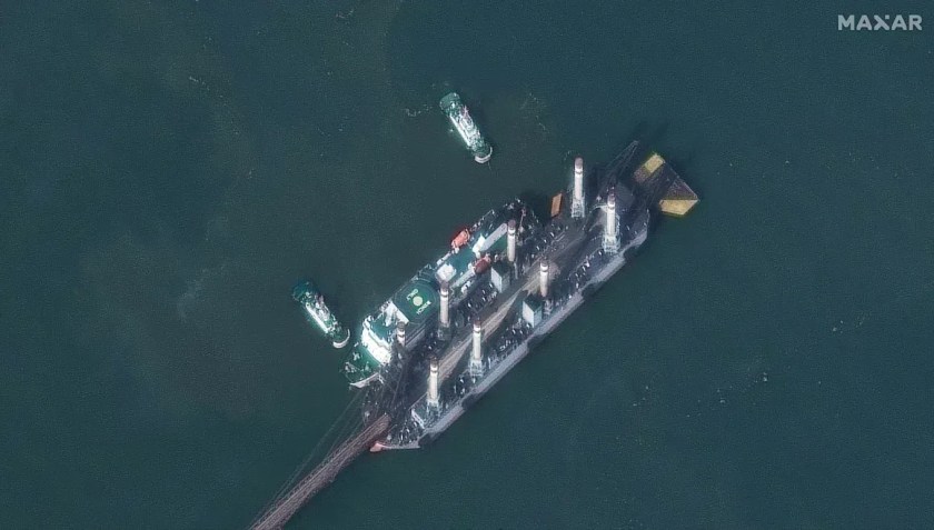 Uma balsa é vista atracada ao lado de uma barcaça perto da costa da cidade de Zhanjiang, no sul da China, em 21 de março de 2025 • Satellite image ©2025 Maxar Technologies