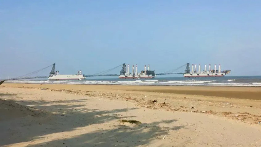 Imagem que circula nas redes sociais e foi geolocalizada pela CNN mostra barcaças chinesas à distância na província de Guangdong, no sul da China • Weibo