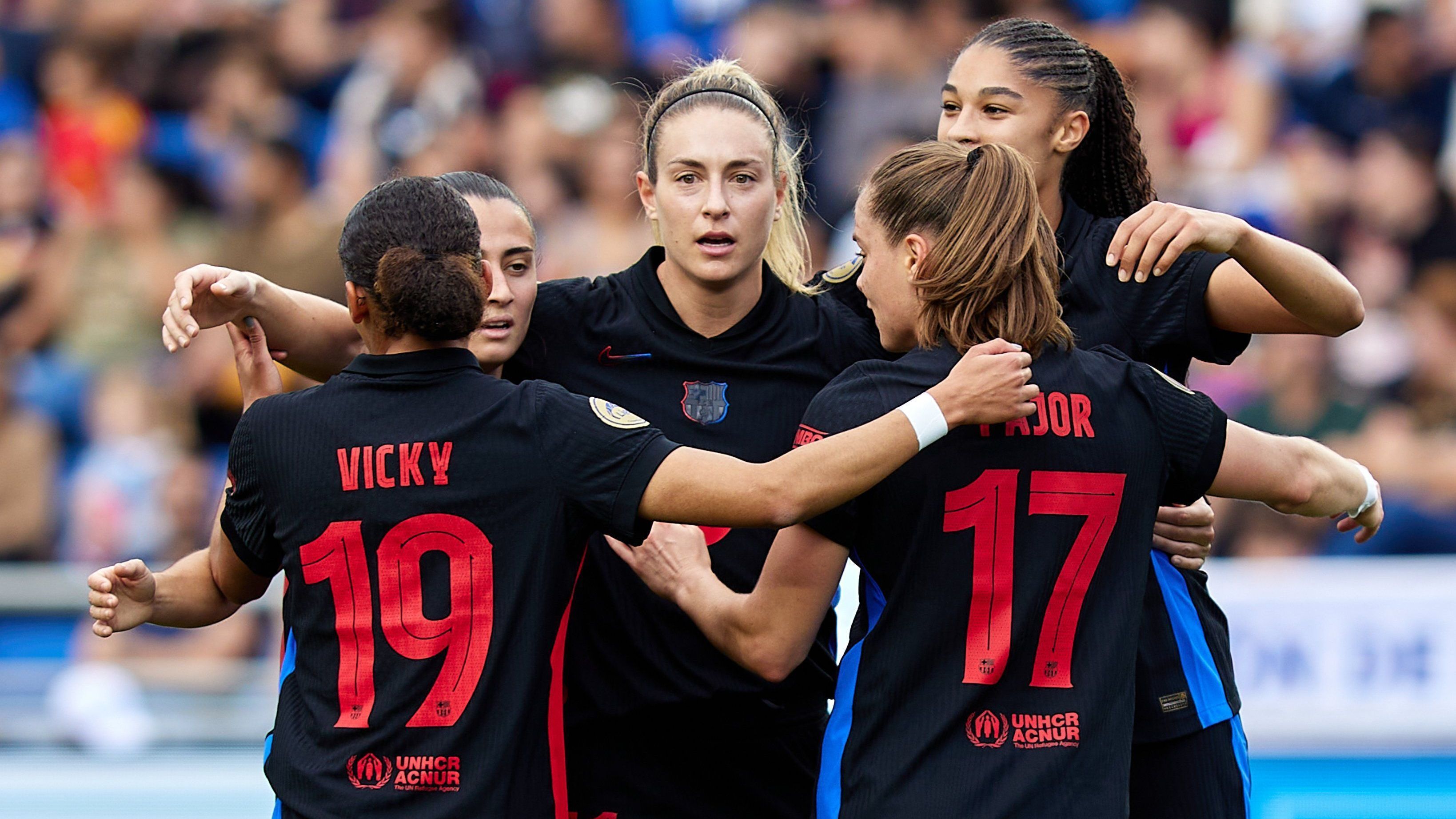 Time feminino do Barcelona se abraça em comemoração