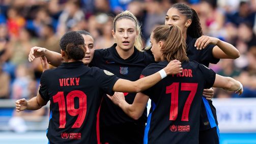 Time feminino do Barcelona se abraça em comemoração