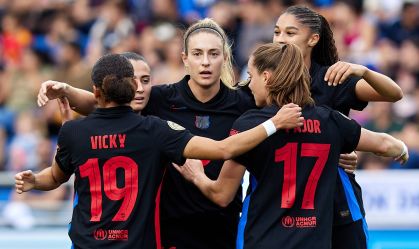 Time feminino do Barcelona se abraça em comemoração
