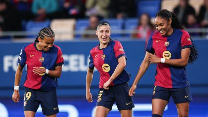 Jogadoras do Barcelona comemoram gol diante do Wolfsburg, pela Champions Feminina