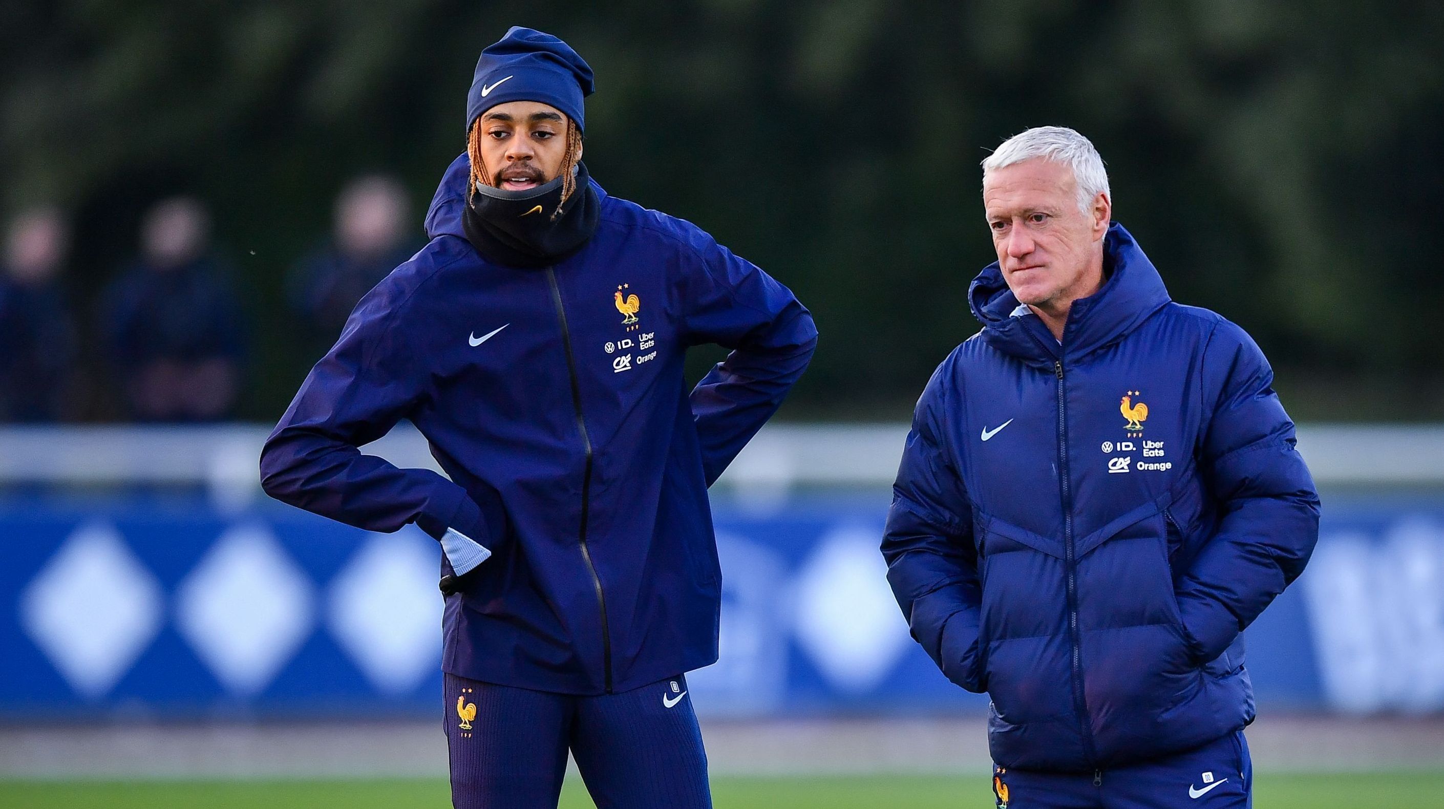 Bradley Barcola e Didier Deschamps em treino da França