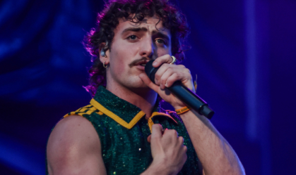 Lollapalooza 2025: fãs na web comparam Benson Boone a Freddie Mercury