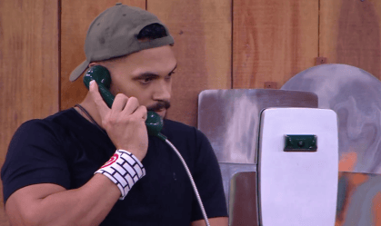 O motivo das piadas foi o plantão que os participantes fizeram ao redor do aparelho, esperando o momento em que a chamada aconteceria