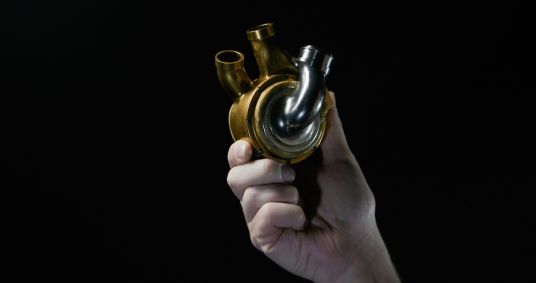 Coração artificial de titânio ficou um mês implantando em um homem da Austrália