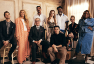 Após polêmicas, Blake Lively posa com elenco de novo filme