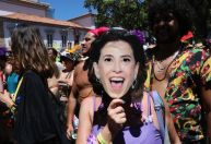 CarnaOscar: foliões homenageiam Fernanda Torres em blocos no Rio e em SP