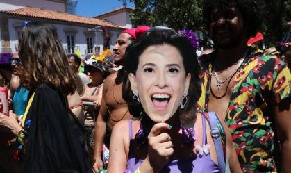 Mulher usa máscara da atriz Fernanda Torres