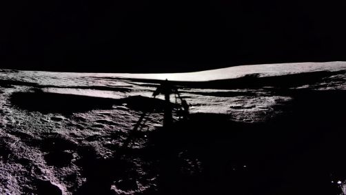 Módulo lunar Blue Ghost da Firefly capturou uma foto de sua sombra na lua com a formação vulcânica Mons Latreille visível (lado superior direito da superfície lunar)