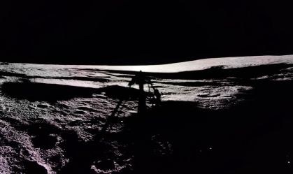 Módulo lunar Blue Ghost da Firefly capturou uma foto de sua sombra na lua com a formação vulcânica Mons Latreille visível (lado superior direito da superfície lunar)