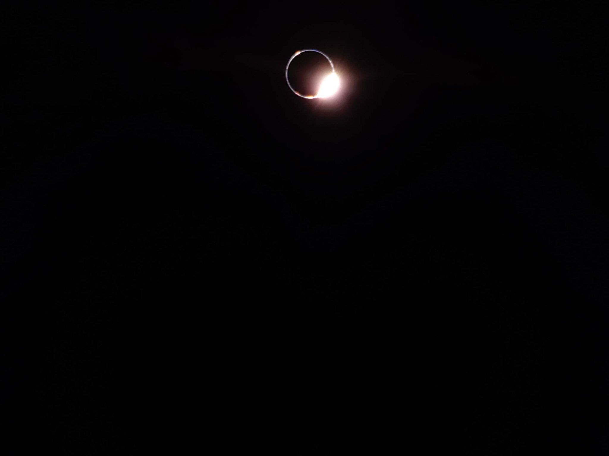 Blue Ghost capturou esta imagem do "efeito anel de diamante" que ocorre durante eclipses quando a luz solar ilumina apenas o anel externo de um corpo planetário; tal fenômeno é visto durante eclipses solares totais na Terra, mas aqui é capturado quando a Terra eclipsa a visão do sol da superfície da Lua • Firefly Aerospace