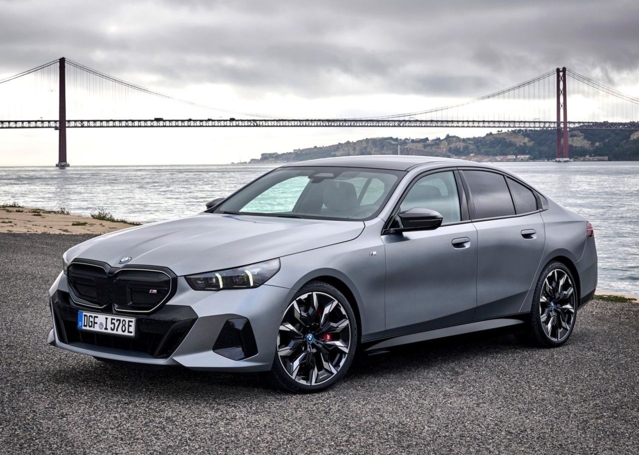 Conjunto do BMW i5 faz o carro acelerar até 100 km/h em 3,8 segundos. •