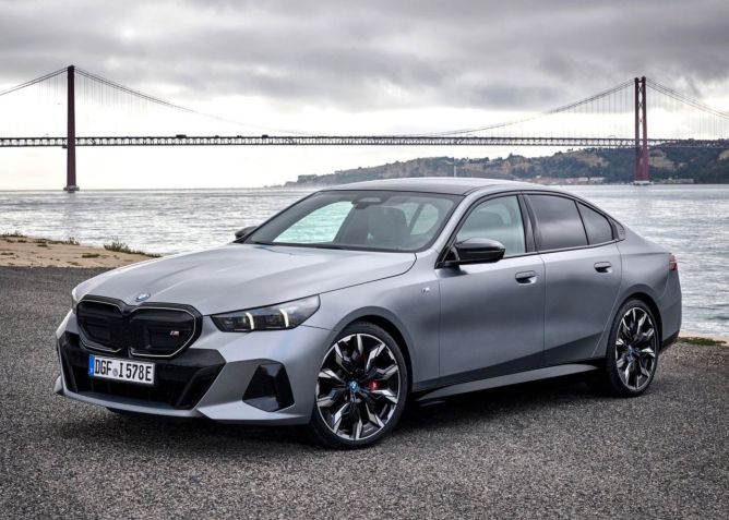Conjunto do BMW i5 faz o carro acelerar até 100 km/h em 3,8 segundos. •