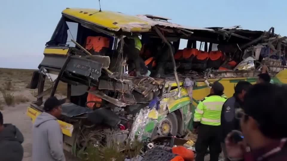 Acidente de ônibus na Bolívia deixa pelo menos 38 mortos e dezenas de feridos.