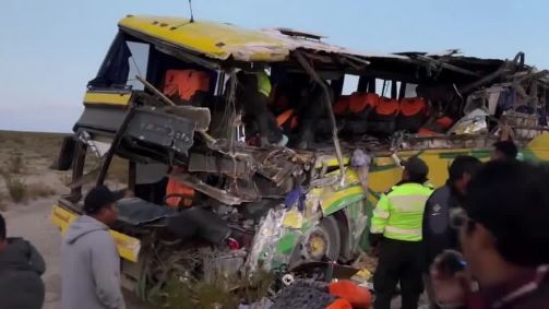 Acidente de ônibus na Bolívia deixa pelo menos 38 mortos e dezenas de feridos.