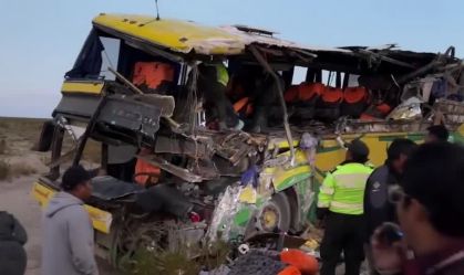 Acidente de ônibus na Bolívia deixa pelo menos 38 mortos e dezenas de feridos.