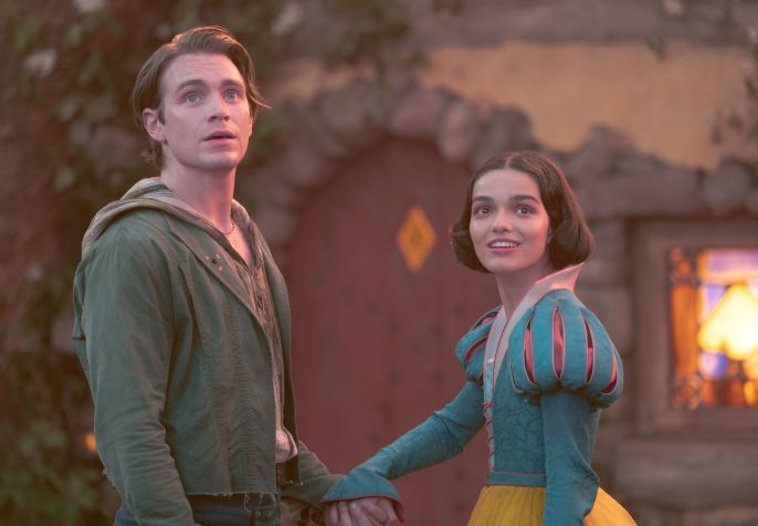 Jonathan (Andrew Burnap) e Branca de Neve (Rachel Zegler) em novo live-action da Disney • Giles Keyte
