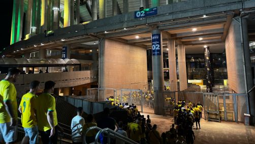 Torcida brasileira faz fila na Arena BRB Mané Garrincha antes de Brasil x Colômbia