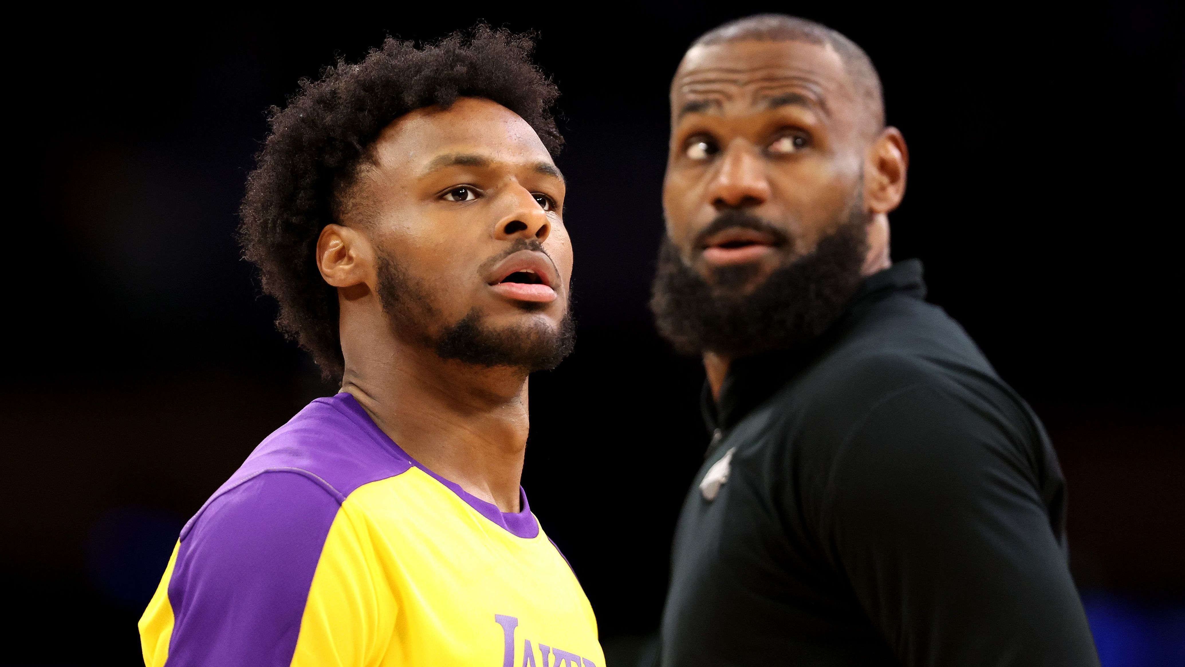 Bronny e LeBron James em jogo dos Lakers