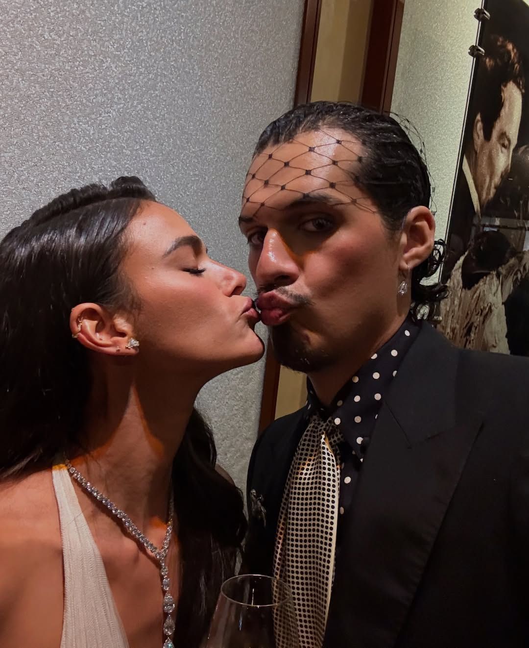 Bruna Marquezine e Omar Apollo dão selinho nos bastidores do Oscar 2025 • Reprodução/Instagram