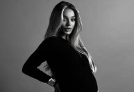 Grávida, Brunna Gonçalves compra enxoval junto com a mãe de Ludmilla