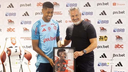 Bruno Henrique recebe homenagem do Flamengo