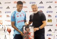 Bruno Henrique recebe homenagem por marcar 100 gols pelo Flamengo