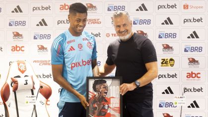 Bruno Henrique recebe homenagem do Flamengo