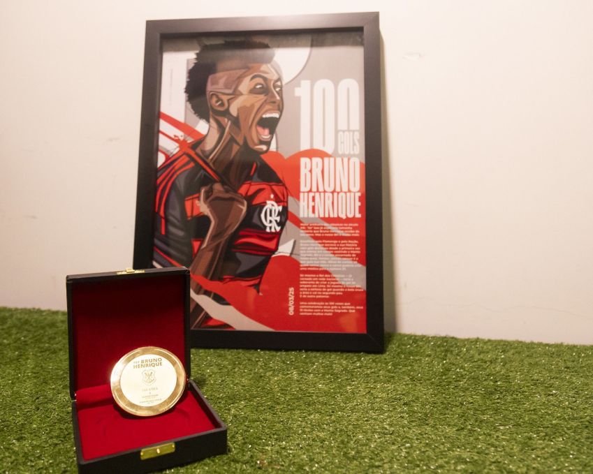 Bruno Henrique recebe homenagem do Flamengo • Adriano Fontes/Flamengo