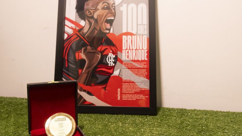 Bruno Henrique recebe homenagem do Flamengo • Adriano Fontes/Flamengo