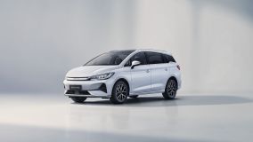 BYD M6 é uma minivan 100% elétrica
