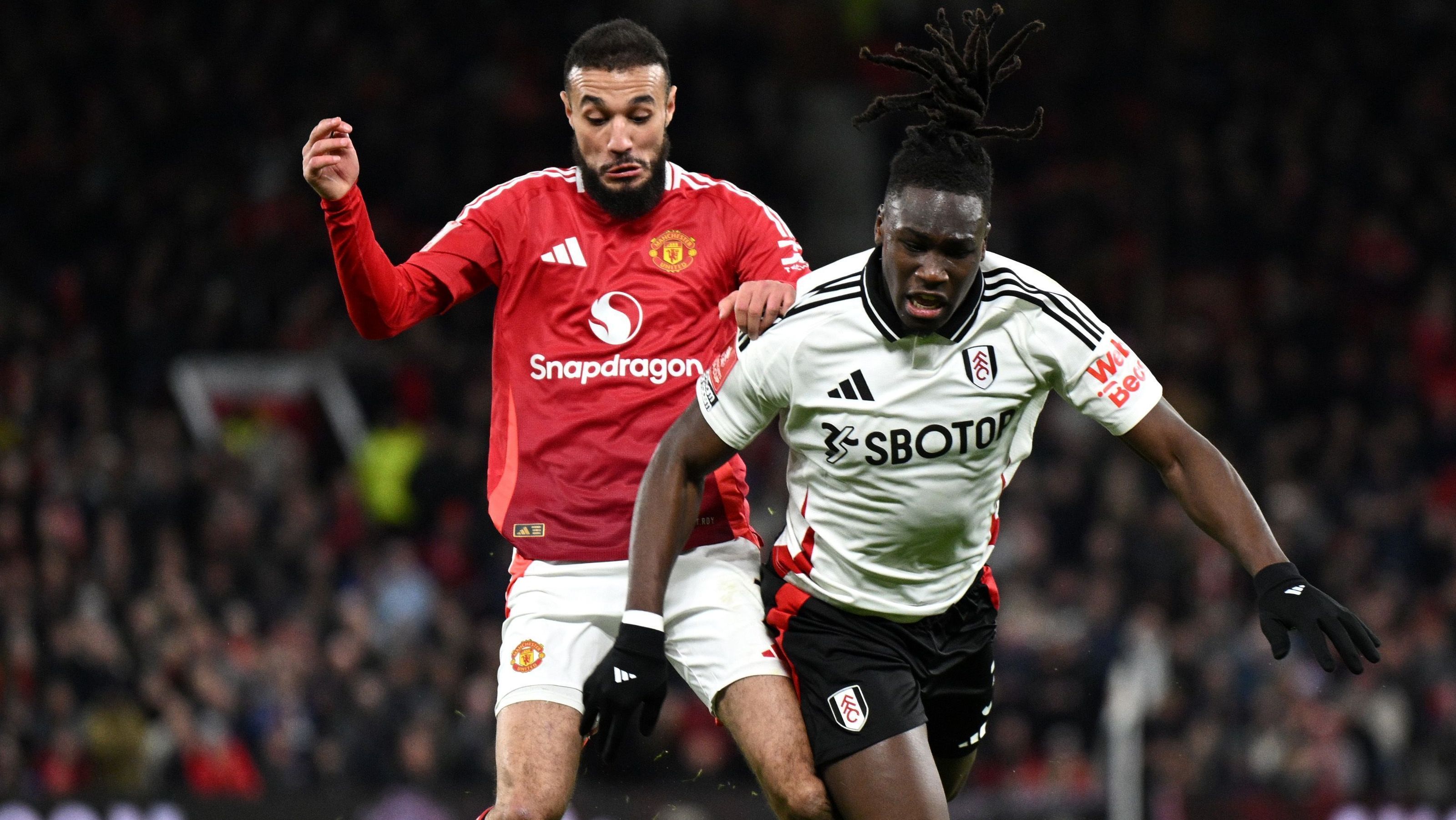 Bassey (dir.) divide com Mazraoui em duelo contra o Manchester United pela FA Cup