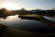 Mergulhador fatura milhões recuperando bolas de golfe que caem na água