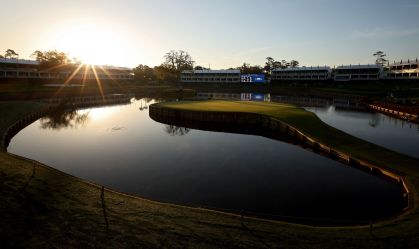 Mergulhador fatura milhões recuperando bolas de golfe que caem na água