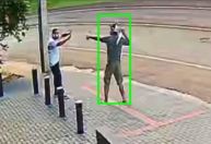 Vídeo: Homem em situação de rua golpeia e mata pedestre no Paraná