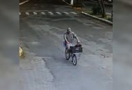 Vídeo mostra pai carregando filho em bicicleta antes de jogá-lo de ponte