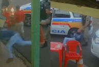 Vídeo: Policiais agridem pai e filho em bar de Minas Gerais
