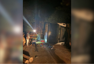 Caminhão com madeira tomba sobre carro e mata duas pessoas no Paraná